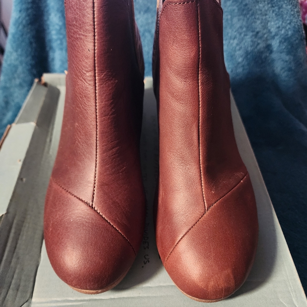 NEW TOMS WEDGE BOOTS SIZE 9 LEATHER AND SUEDE
